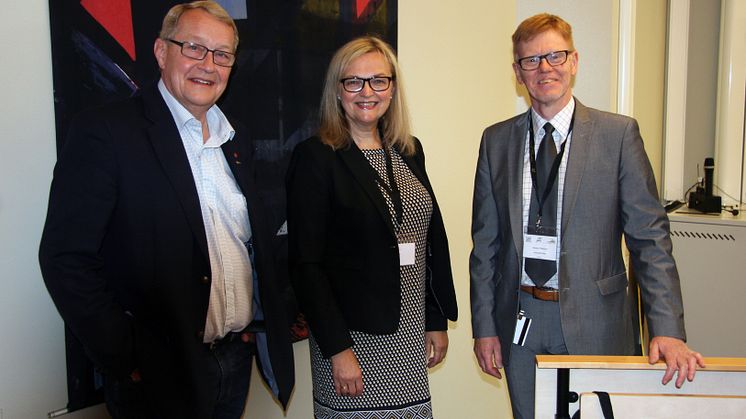 Paul Åkerlund, kommunstyrelsens ordförande Trollhättans Stad, Iréne Bernhard, projektledare Högskolan Väst samt Gunnar Peterson, prefekt Högskolan Väst samlade vid invigningen.