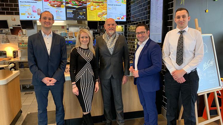 v.l.n.r.: BdS-Referent Patrick Birnesser, BdS-Hauptgeschäftsführerin Andrea Belegante, McDonald's Franchisenehmer Frank Mosher, Tobias Gotthardt (Landtagsabgeordneter der Freien Wähler) und Iulian Haus (Restaurantleiter McDonald's in Regenstauf)