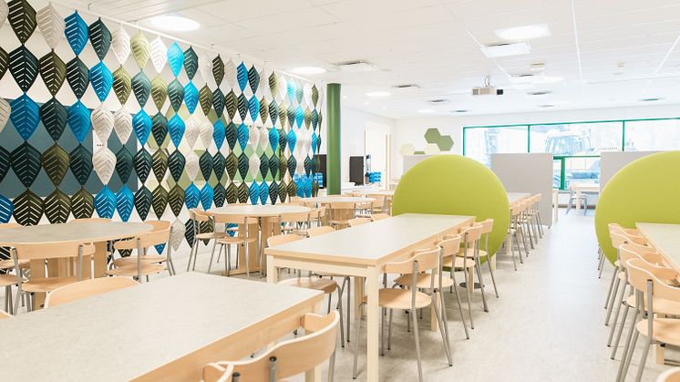 I matsalen används möbler med ljuddämpande egenskaper för att skapa en lugn och trivsam miljö.
