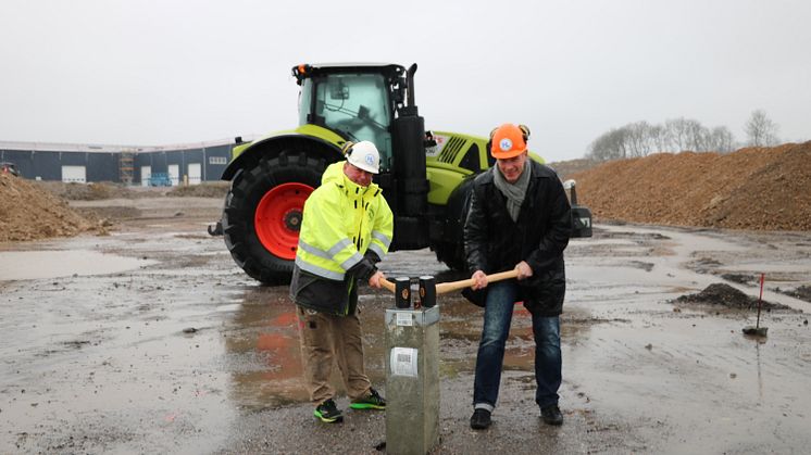Första pålslaget togs på en regnig byggarbetsplats idag. Foto: Swedish Agro Machinery