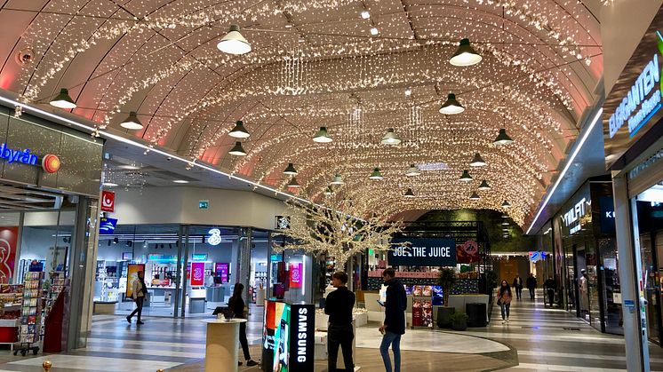 Gångstråket vid entré 5 har i år fått en storslagen, bågformad ljushimmel, som är en av nyheterna i Välas ljusfest under kommande  jul- och vinterveckor.