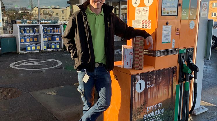 Stefan Olsson driver macken, och ombudet, Preem i Simrishamn - och är vardagshjälte.