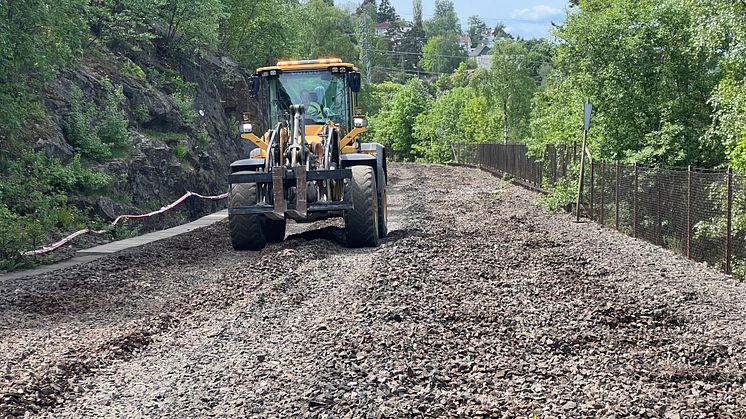 Den gamle T-banetraseen vil gi god plass til både gående og syklister. Traktor rydder turveien. Foto: Sporveien
