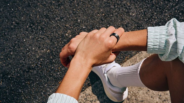 019-lifestyle-galaxy-ring-titaniumblack-running.jpg