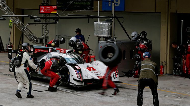 Audi R18 e-tron quattro #2 pitstop (Audi Sport Team Joest), Marcel Fässler, André Lotterer, Benoît Tréluyer