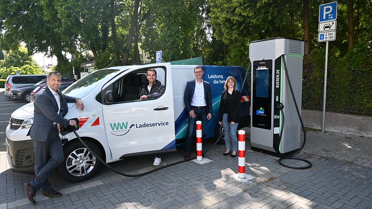Neue Schnellladepunkte verkürzen Wartezeit in Büren (v. l.): Bürgermeister Burkhard Schwuchow, Holm Freyer und Andreas Stoller (Westfalen Weser Ladeservice) und Corina Schenk (Stadt Büren). 