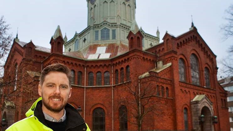 Christian Oxling framför Caroli kyrka