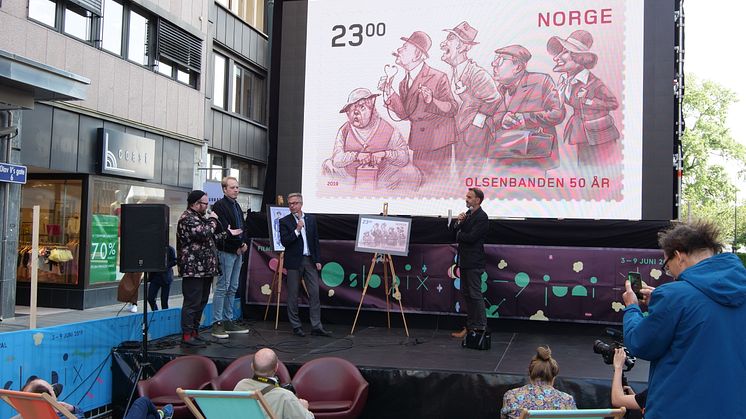 Konferansier Lars Ole Kristiansen (til venstre),  Fanbandens Johannes Slettevold, frimerkedirektør Halvor Fasting og illustratør Egil Nyhus odiskuterer Olsenbanden-frimerkene under lanseringen i forbindelse med filmfestivalen Oslo Pix. Foto: Tore Oks