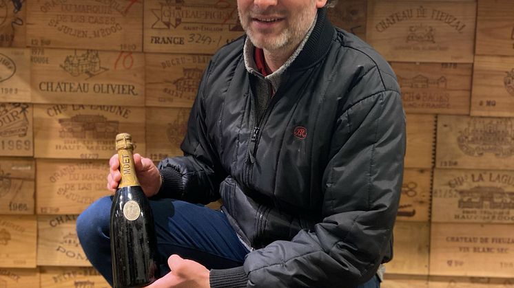 Vinekspert hos Bruun Rasmussen, Thomas Løbner-Olesen, med en Champagne "Vintage" Moët & Chandon 1914