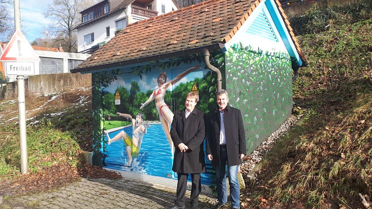 Gräfenbergs Bürgermeister Hans-Jürgen Nekolla (r.) und Bayernwerk-Kommunalbetreuer Ralf Schwarz (l.) haben das von ART-EFX gestaltete Bademotiv an der Trafostation am Gräfenberger Freibad am Freitagmorgen offiziell der Öffentlichkeit vorgestellt.