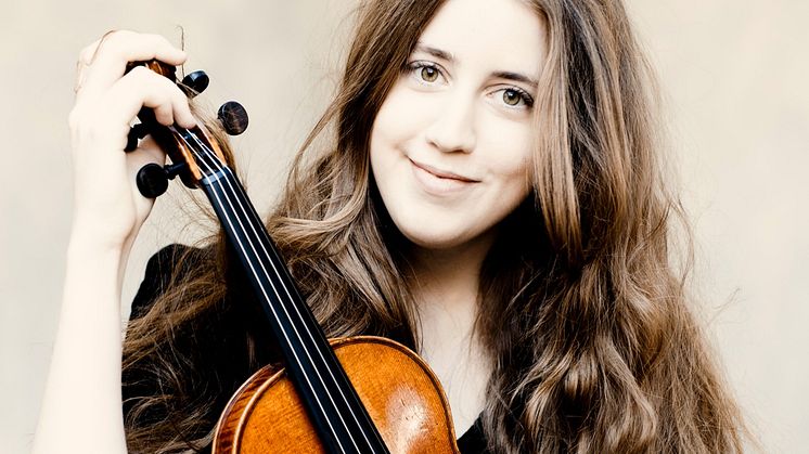Violinisten Vilde Frang är solist i Brittens violinkonsert. Foto: Marco Borggreve