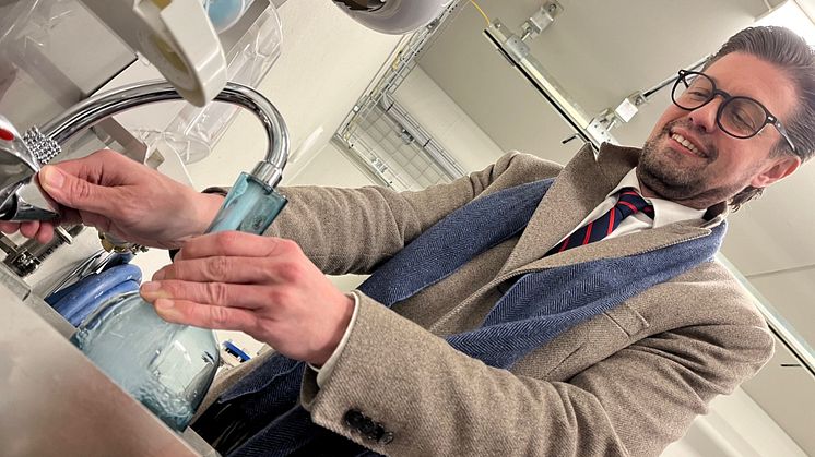 Arkivbild från mars 2022: kommunstyrelsens ordförande i Båstads kommun, Johan Olsson Swanstein, när de första Bjäreborna fick Bolmenvatten i kranen. Foto: Andrea Kollmann, NSVA.