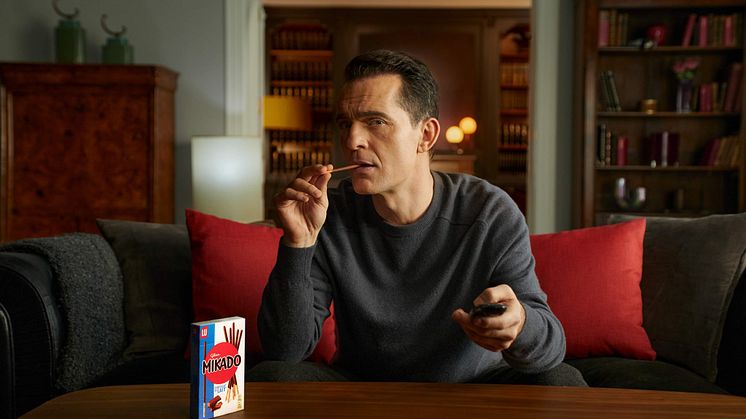 Mikado x Pedro Alonso: Beliebte Knabbermarke kooperiert mit spanischem Netflix-Serienstar