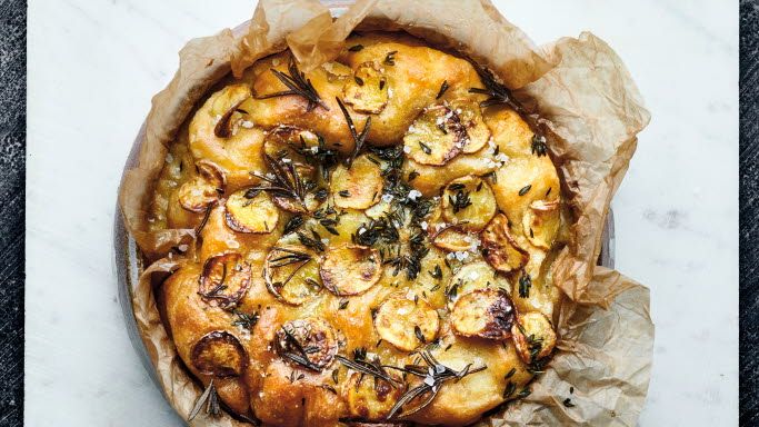 Focaccia från Puglia blir mycket saftig och god med potatis.