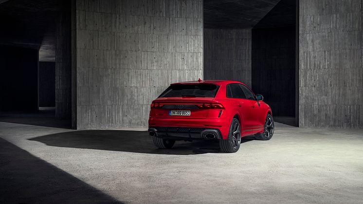 Audi RS Q8 performance (Chilirød metallak)