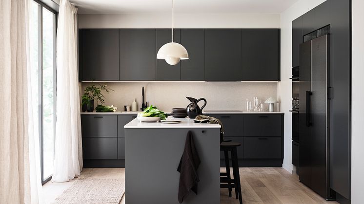 Skandinavisk design och japansk minimalism i Vedums nya köksmiljö Maja Mörkgrå