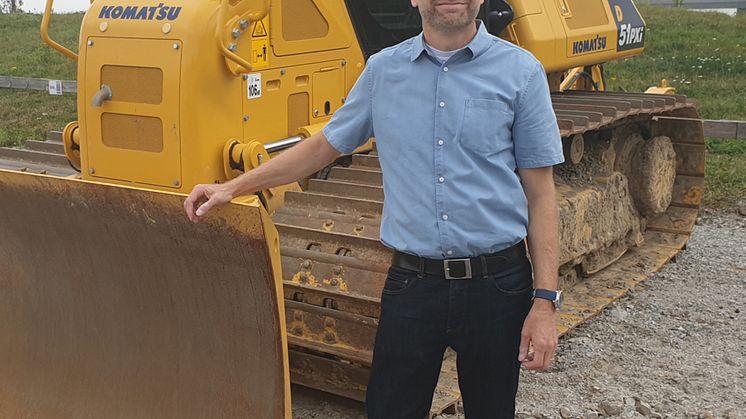 Thord Wreter framför en bandschaktare från Komatsu.