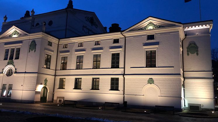 Delvis upplyst nyrenoverad fasad på Karlstads teater. Hela fasaden tänds klockan 20.00 imorgon.