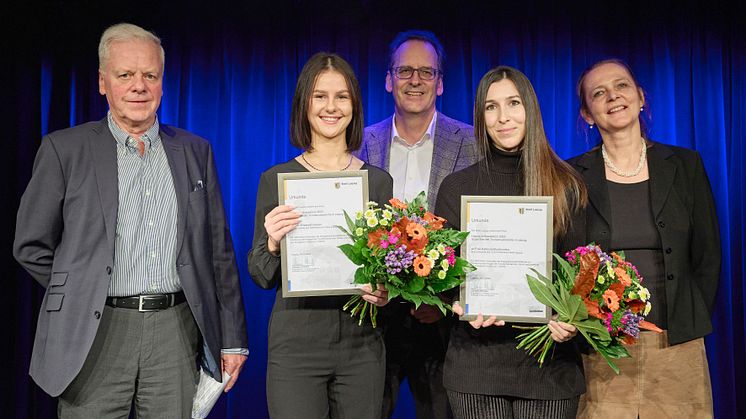 Bei der Preisverleihung am 14.11.2023: Dr. Helge-Heinz Heinker, Elisabeth Geisler, Volker Bremer, Kateryna Buchkovska und Brigitte Brück - Foto: Punctum/Alexander Schmidt