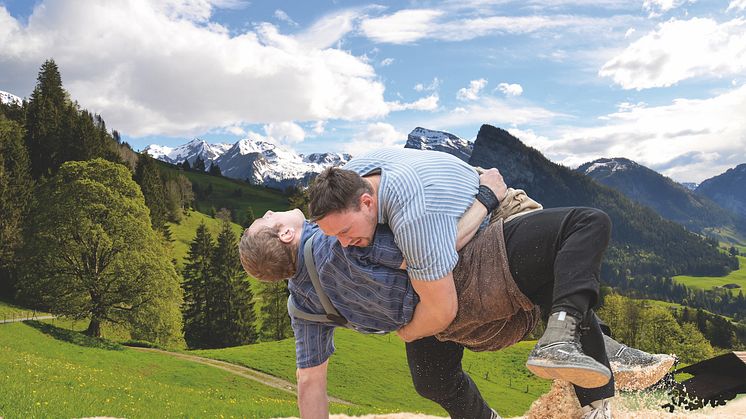 Schwinger vor der Bergkulisse auf Springenboden im Naturpark Diemtigtal © Naturpark Diemtigtal : Rolf Eicher und Christian Germann