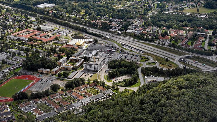 Den lediga tomten ligger till vänster i bild, höger om idrottsplatsen och parkeringen. Bild: Ulf Magnusson