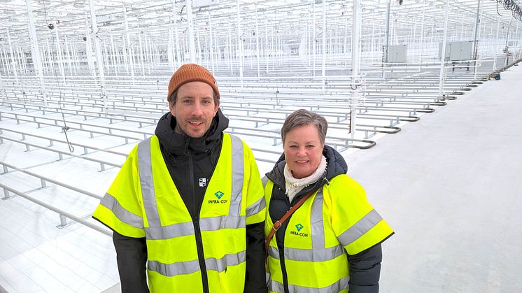  Gällivares kommunalråd Henrik Ölvebo (MP) tillsammans med kommunalrådskollegan Birgitta Larsson (S) i växthuset i Frövi.