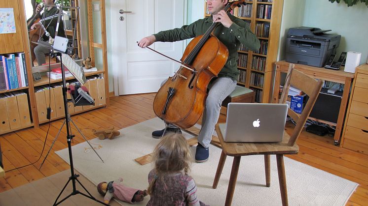 Daniel Pfister (Cellist des Gewandhausorchesters) beim Einspielen des virtuellen Ostergrußes 2020
