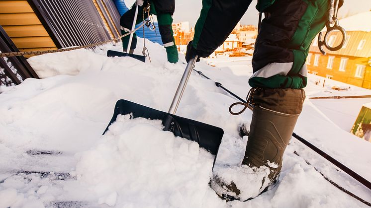 TRYGG I HØYDEN: Snø og is gjør arbeid på tak ekstra risikabelt i vintermånedene.