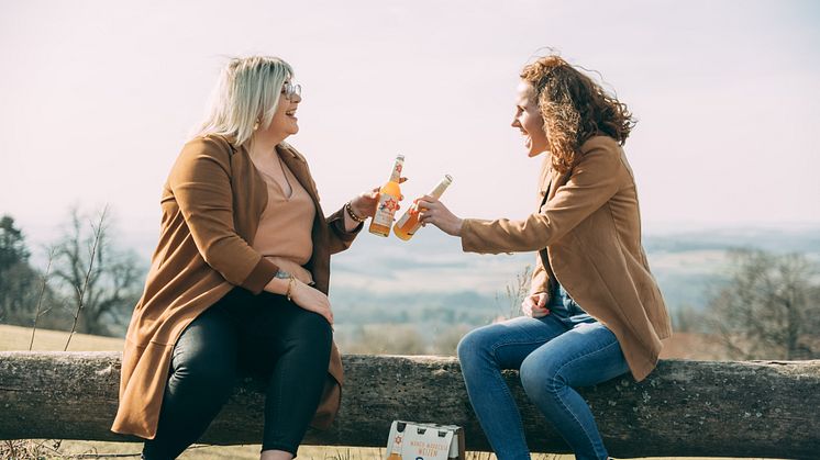 Mit Karlsberg Mango-Maracuja Weizen den Sommer genießen. Foto: Karlsberg