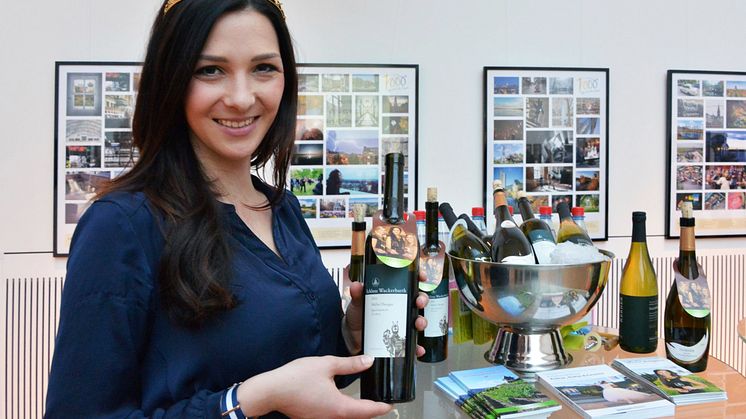 Daniela Undeutsch, die Sächsische Weinkönigin 2016 präsentiert ihren Wein
