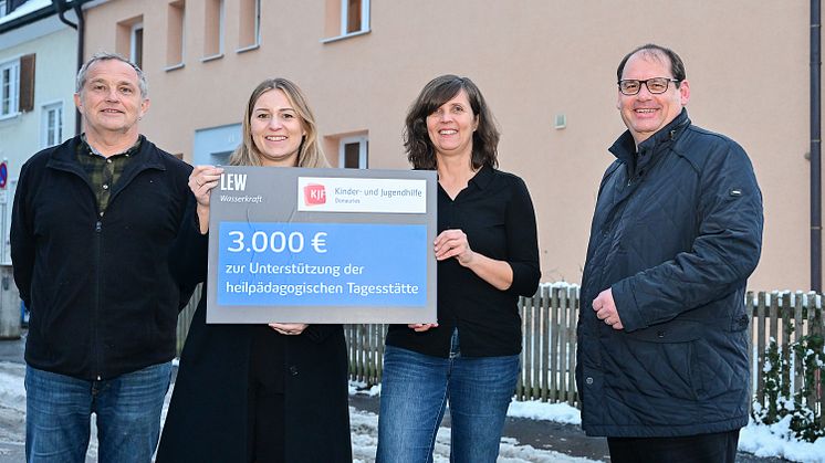 Margit Jeltsch (2. v.r.) und Paul Utz (links) von der KJF Kinder- und Jugendhilfe Donauries freuen sich über den Spendenscheck, den Sina Ostermeier und Martin Glink, Geschäftsführer LEW Wasserkraft, überreichen. (Foto: LEW / Thorsten Franzisi)