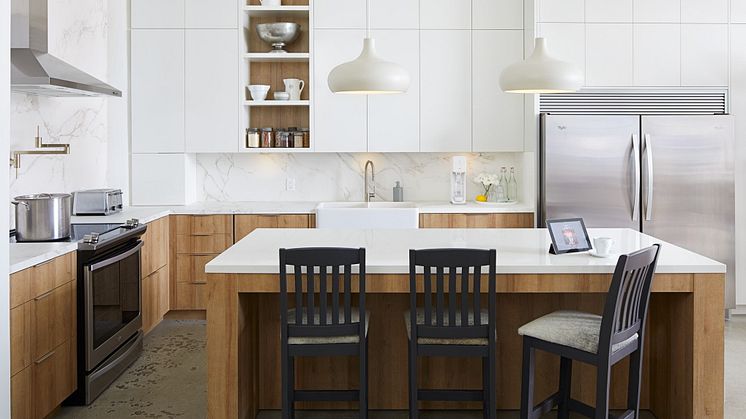 Karl valde en kombination av Dekton Halo för köksön och Dekton Entzo för bänkskivorna och stänkskyddet, vilket gav en dramatisk men ändå subtil touch till utrymmet med Entzos guldiga marmorering.