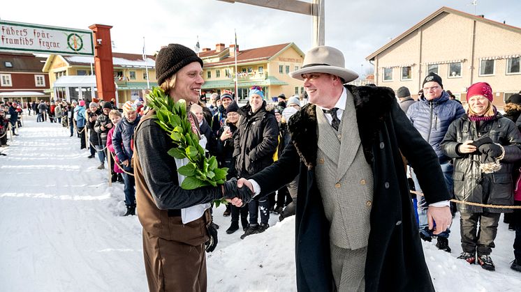 Jubileusmvasan Erik Wickström gratuleras av Vasaloppets vd Johan Eriksson