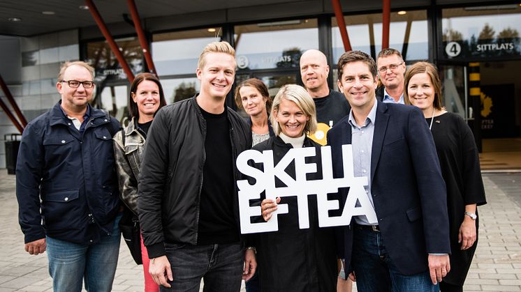 Representanter från Live Nation, Skellefteå kommun och Skellefteås näringsliv utanför Skellefteå Kraft Arena. 