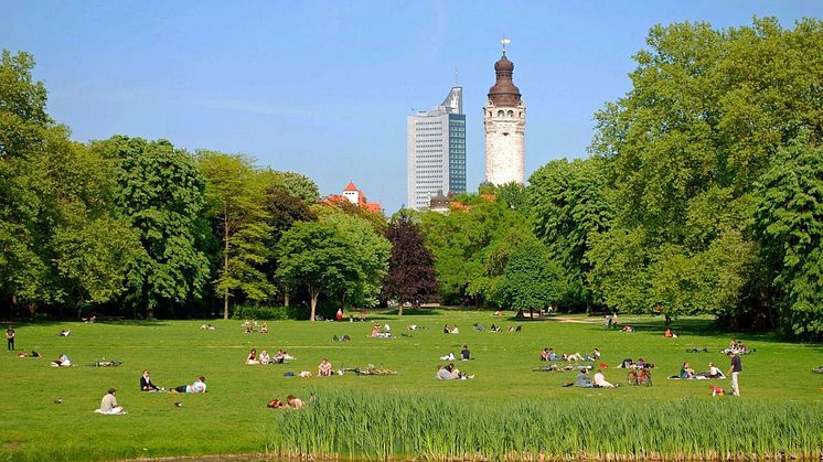Johannapark mit Blick auf das Neue Rathaus und das City-Hochhaus