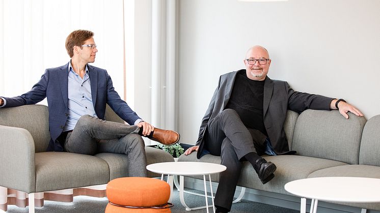 Ola Persson, Affärsansvarig för Mobila biljetter, och Roland Ferngård, vd på Softhouse, på plats i de nya lokalerna i Slagthuset.