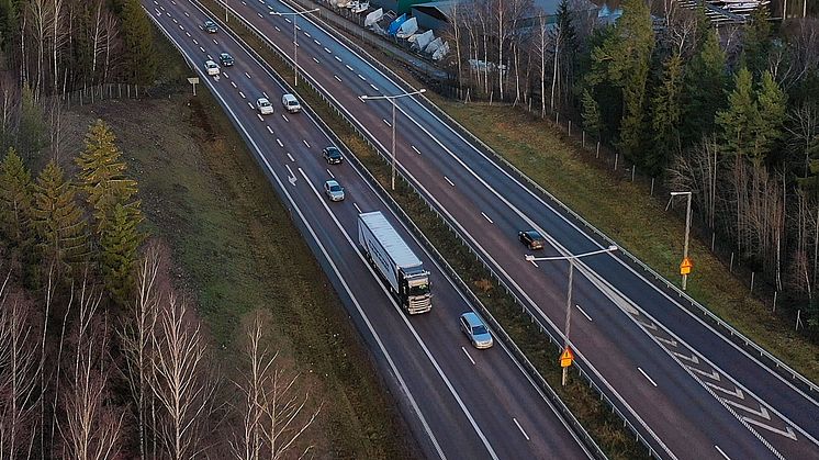 Scania testaa itseohjautuvia kuorma-autoja normaaliliikenteessä moottoritiellä