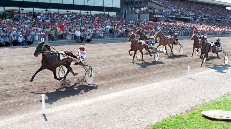 Elitloppssegraren Mack Lobell fyller 30 år 