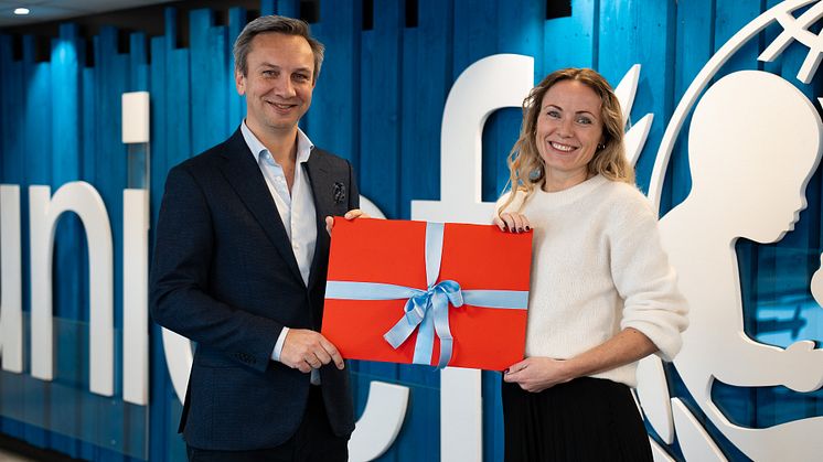 Esben Tuman, kommunikasjonsdirektør i Norwegian og Maria Greenberg Bergheim, Generalsekretær i UNICEF Norge.