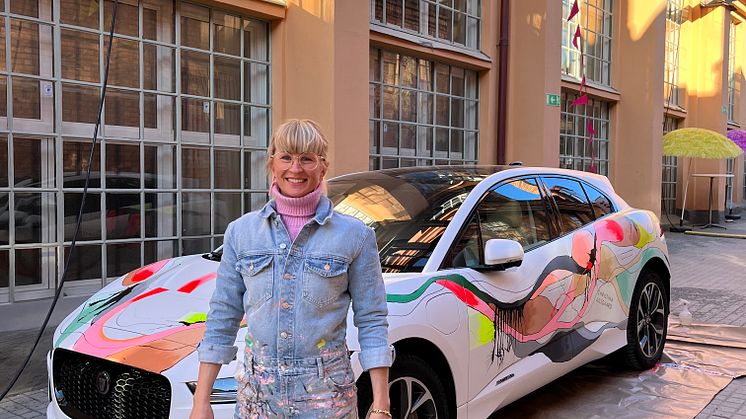 Konstnären Christina Julsgaard framför sitt verk av Jaguar I-PACE