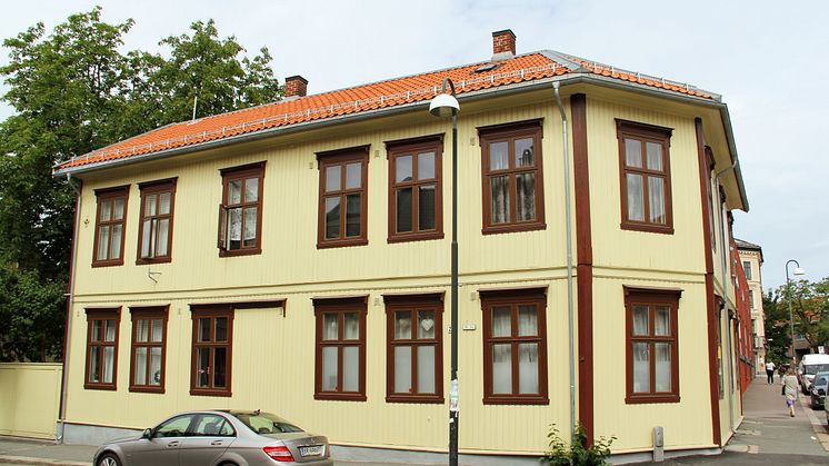 Politistasjonen i Vålerenggata 24 har fått ny fasade.