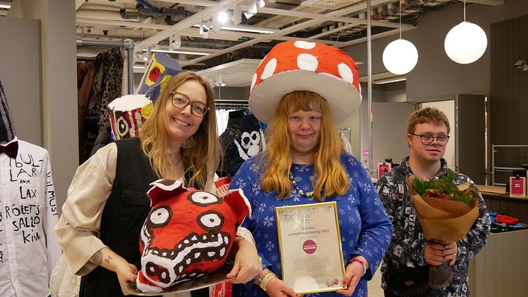 Från v. i bild: Louise Svensson, butikschef Erikshjälpen Second Hand, tar emot vinstdiplom tillsammans med Kulturlabbet. Foto: Innerstaden Göteborg