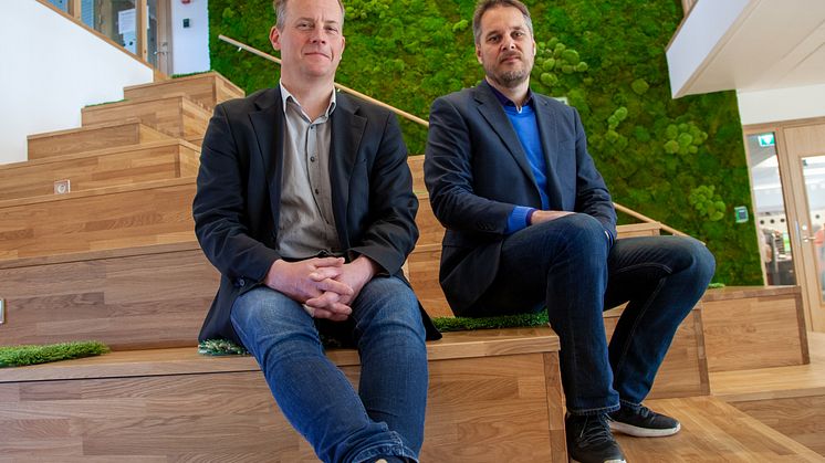 Anders Åström och Magnus Lundström i gradängtrappan 