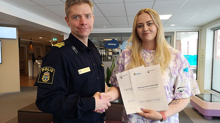 Andreas Nyberg från polisen och kommunalråd Kata Nilsson strävar gemensamt mot ett tryggare Piteå.      Foto: Piteå kommun