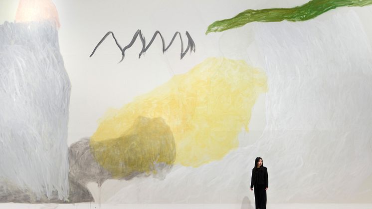 Jongsuk Yoon vid en av sina väggmålningar på Nordiska Akvarellmuseet