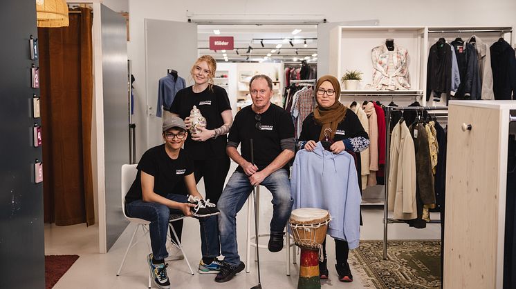 Erikshjälpen Second Hand har 3950 medarbetare som är anställda, volontärer och praktikanter. 