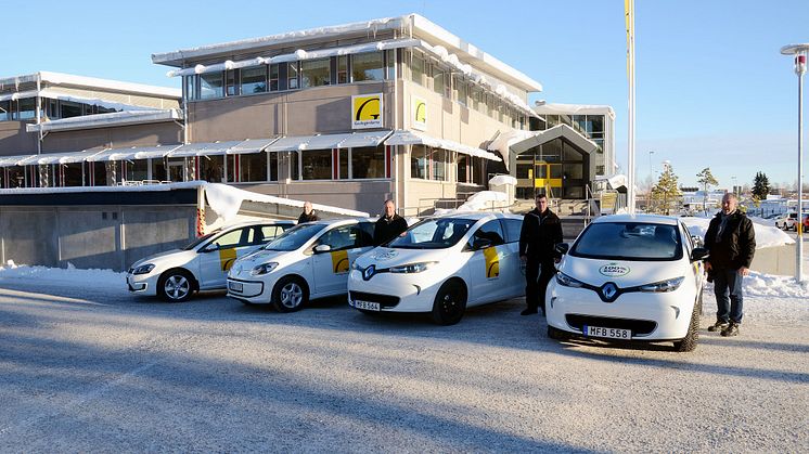 En del av Gavlegårdarnas elbilar  framför kontoret i Hemsta.