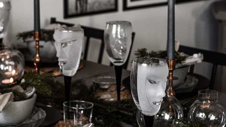 Munblåsta vinglas i kristall, klar kupa med sandblästringar och svart fot designade av Mats Jonasson