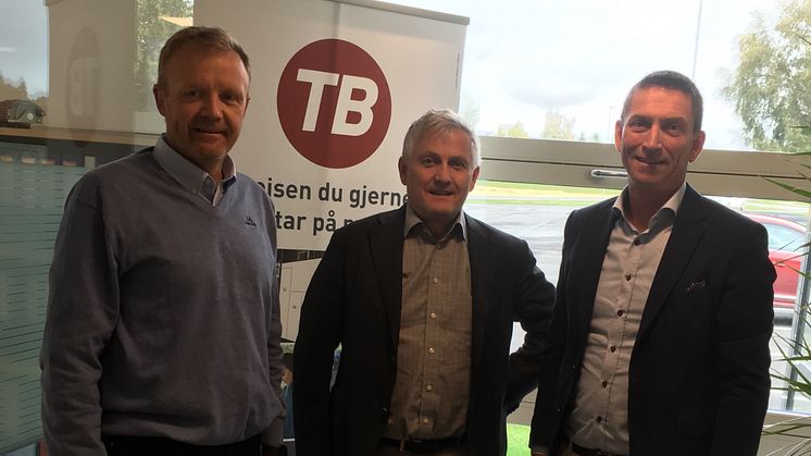 Kontrakten blir signer av (fra venstre) Arild Hegdal, teknisk sjef, Vidar Kjesbu, administrerende direktør, begge Trønderbilene AS, og Dagfinn Heitmann, områdesjef buss NO/SE/FI hos IVECO.