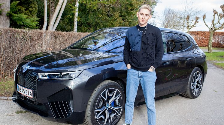 Emil Thorup foran elbilen BMW iX